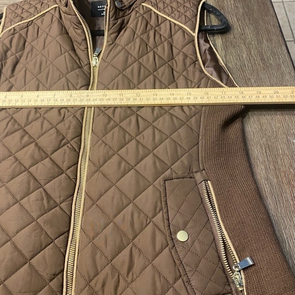Active USA Quilted Padded Vest, Brown
Size M - Picture 9 of 9